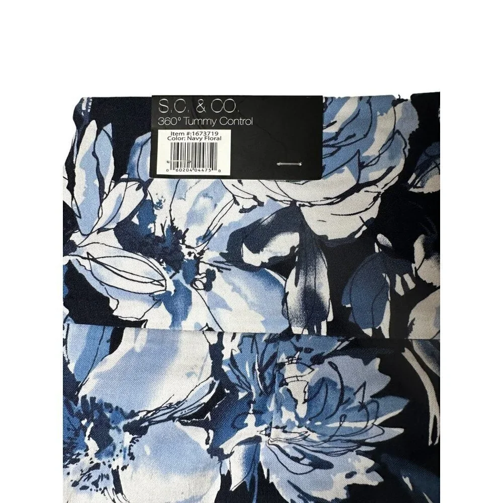 S. C. & Co NWT navy blue and white floral skorts, size medium - Picture 8 of 11